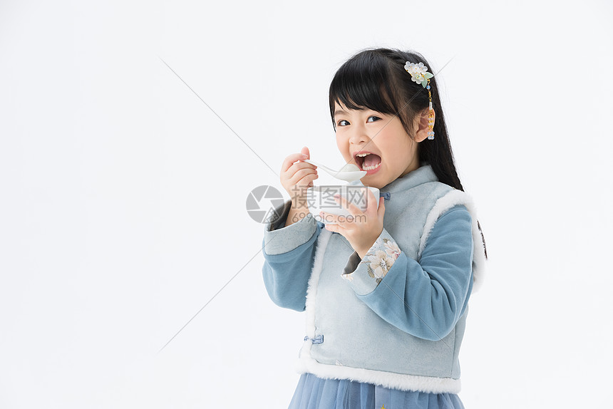 穿着淡蓝色古装的可爱小女孩吃汤圆图片