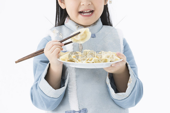 吃饺子的小女孩特写图片