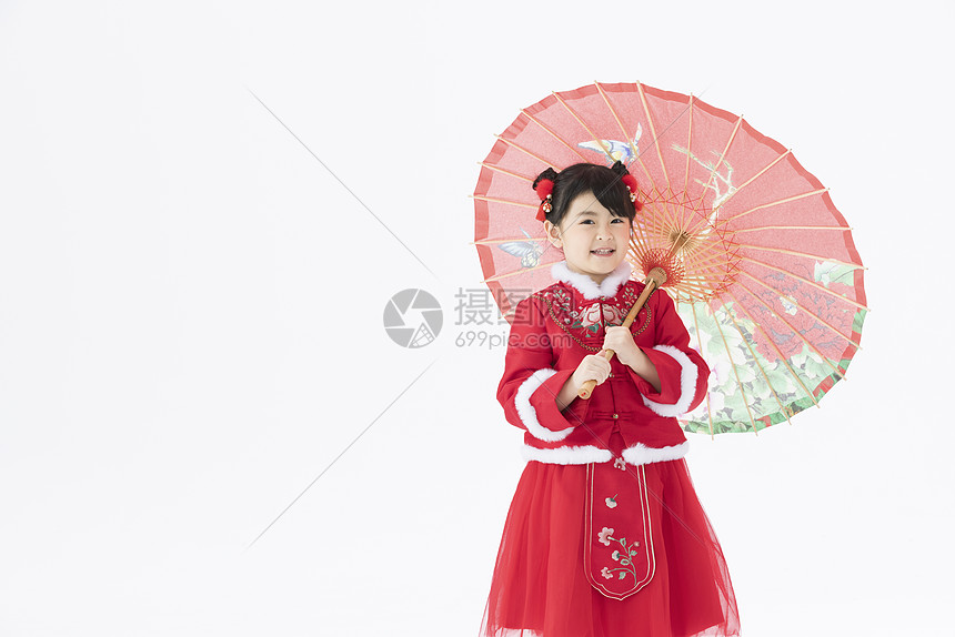 穿着新春古装打着红伞的小女孩图片