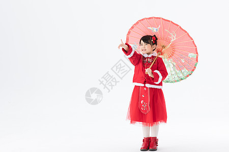 穿着新春古装打着红伞的小女孩指向前图片