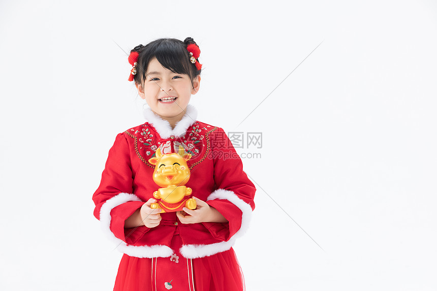 怀里抱着金牛的小女孩