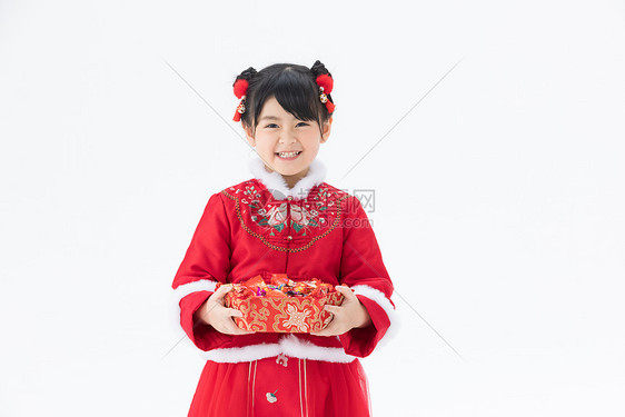 身着喜庆红色古装的小女孩怀里抱着一筐糖果图片