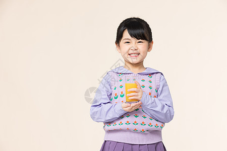 用杯子喝饮料的女孩橙汁图片
