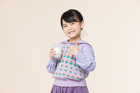 小女孩拿着一杯牛奶微笑点赞图片