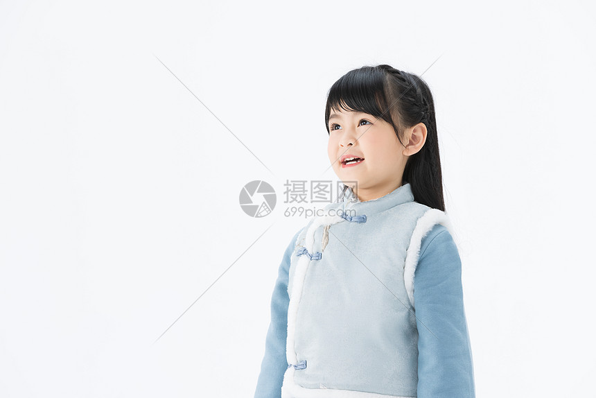 看着上方的可爱汉服小女孩图片