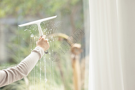 家庭主妇打扫卫生擦玻璃特写高清图片