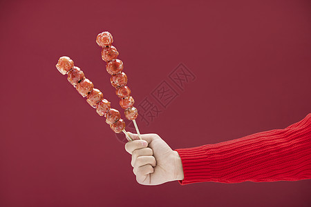 单手拿着两串冰糖葫芦图片素材