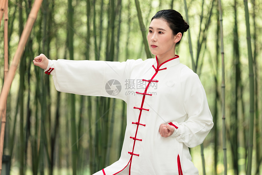 女性在公园里练太极拳侧面高清图片下载 正版图片 摄图网