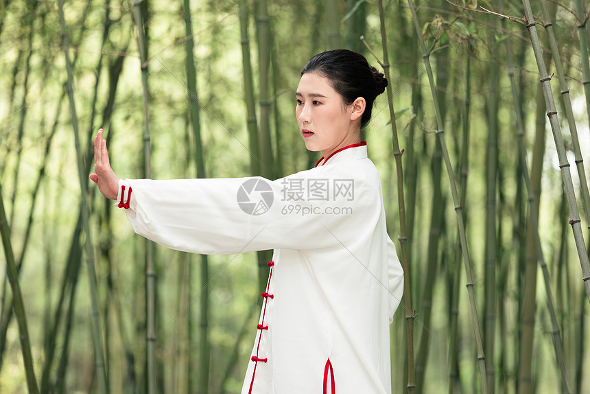 女性在公园里练太极拳推掌高清图片下载 正版图片 摄图网