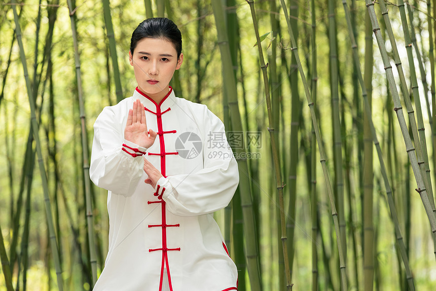 女性在公园里练太极拳起势动作高清图片下载 正版图片 摄图网