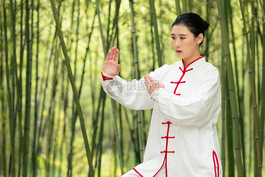 女性在公园里练太极拳十字手高清图片下载 正版图片 摄图网 女性在公园里练太极拳十字手高清图片下载 正版图片 摄图网