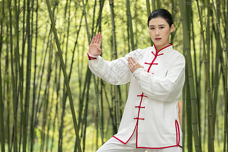 中医女性养生女性在公园里练太极拳起势背景