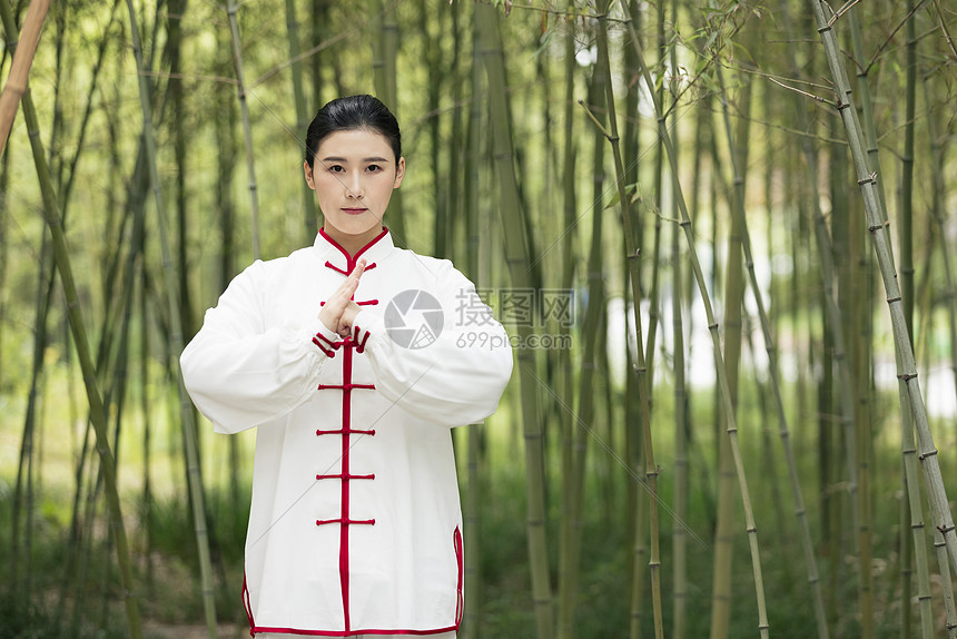 站在竹林里做抱拳动作的女性图片