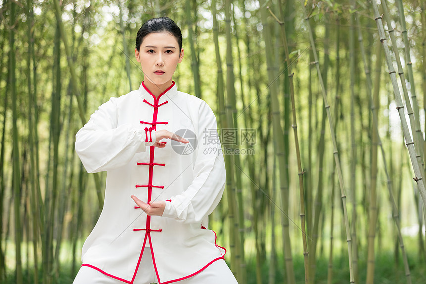 女性在公园里练太极拳运气高清图片下载 正版图片 摄图网