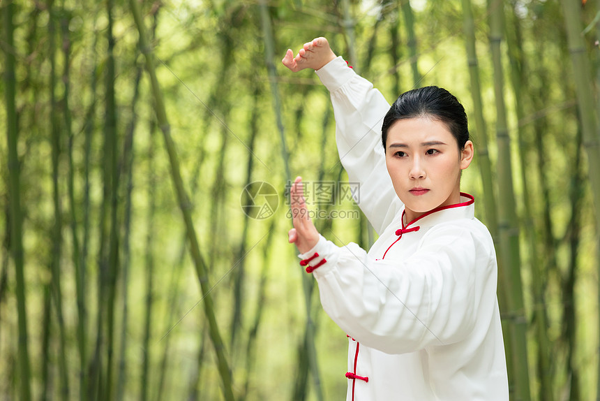 女性在竹林里练太极拳高清图片下载 正版图片 摄图网