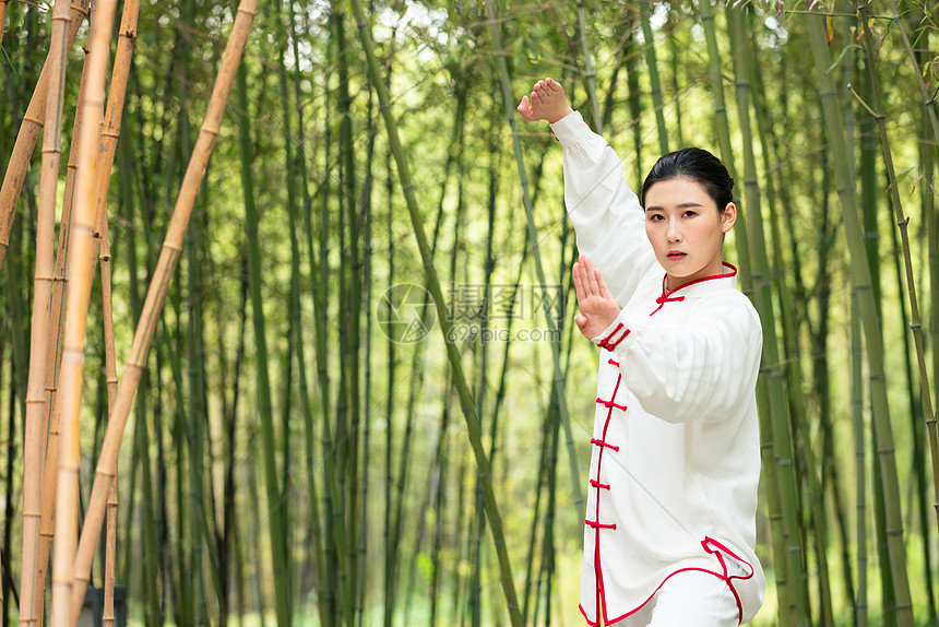 打太极的女性练武术的人高清图片下载 正版图片 摄图网 打太极的女性练武术的人高清图片下载 正版图片 摄图网