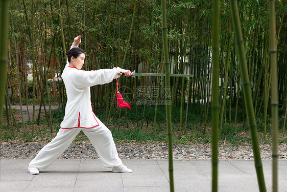 舞剑动作前刺运动的女性图片
