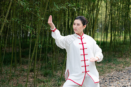 女性在公园里练太极拳图片