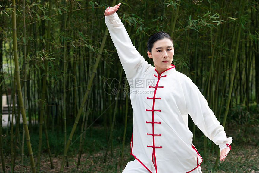 女性在公园里练太极拳单鞭云手高清图片下载 正版图片 摄图网