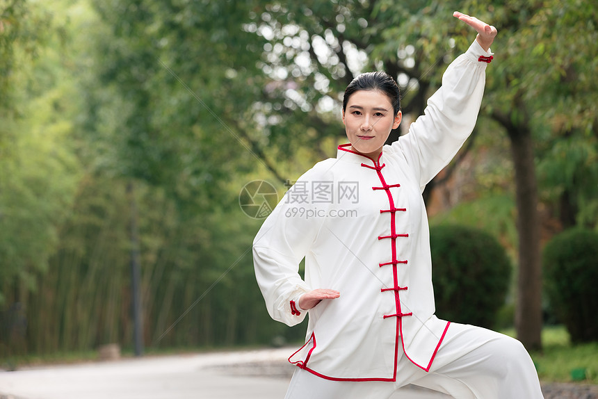 女性在公园里练太极拳高清图片下载 正版图片 摄图网