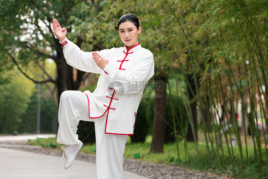 女性做抬腿太极拳动作高清图片下载 正版图片 摄图网 女性做抬腿太极拳动作高清图片下载 正版图片 摄图网