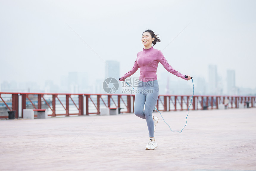 运动的人跳绳的女性图片