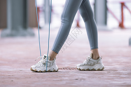 体育健身运动运动的人跳绳的女性特写背景