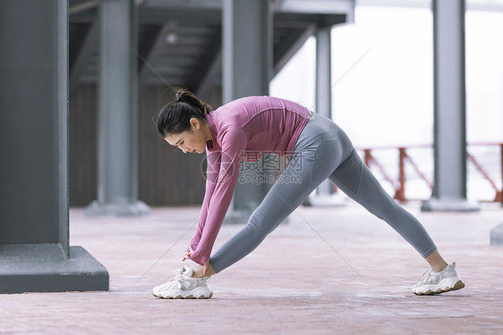 做热身运动的女性图片