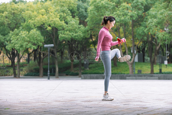 踢毽子的女性户外运动的人图片