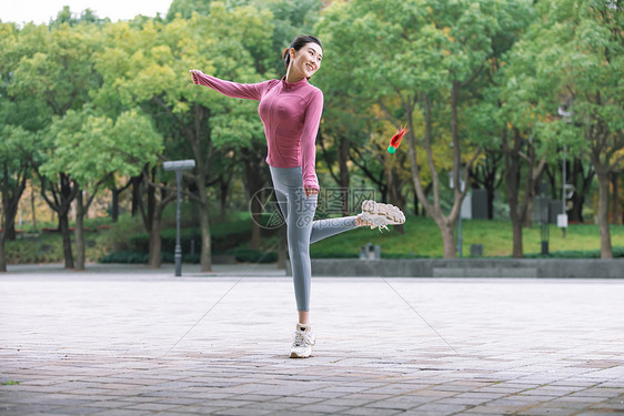 踢毽子的女性户外运动的人图片