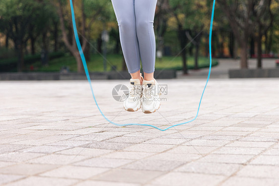 运动中的人跳绳的女性脚部特写图片