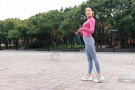 瘦身衣包装跳绳的女性健身的人背景