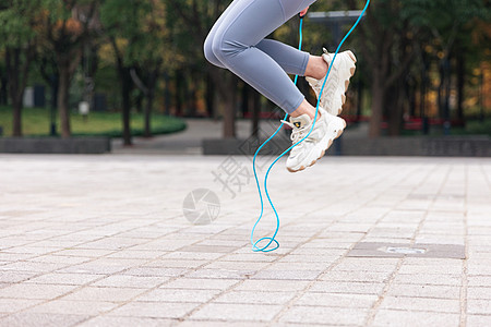 健身运动女人跳绳的女性腿部特写背景