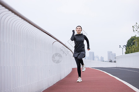 女性在跑道上奔跑图片