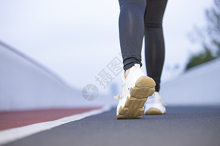 户外跑步在跑道上准备起跑的女性脚部特写背景