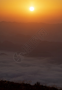 清晨的云海朝阳和山脉背景图片