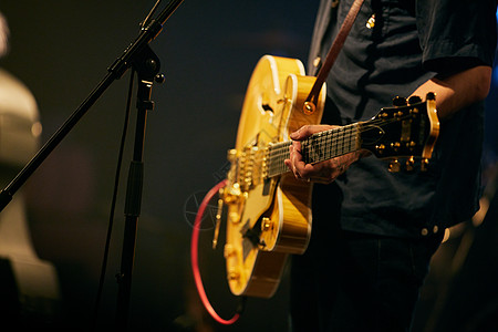 钢琴家气派弹奏图片