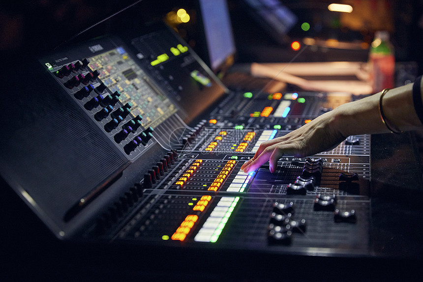 调音师调音特写