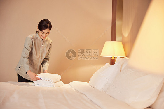 酒店服务员整理客房床铺图片