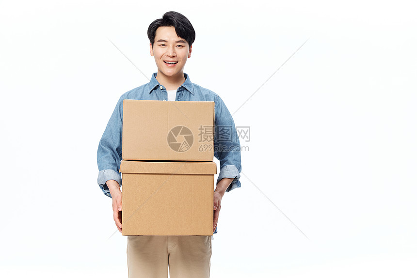 阳光男青年手拿快递盒