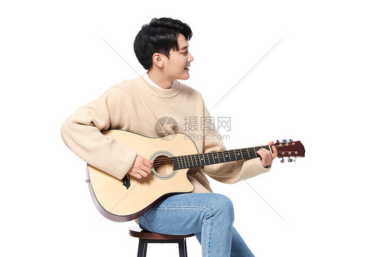 阳光男生弹奏吉他图片