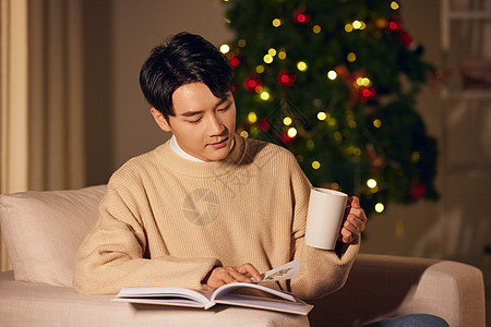 喝茶男士年轻男士冬季在家阅读喝茶背景