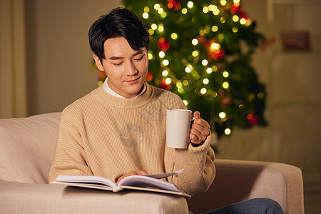 年轻男士冬季在家阅读喝茶图片