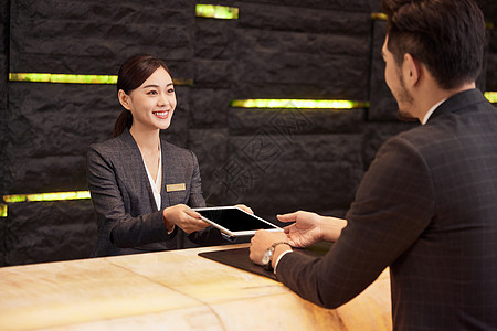 商务男性酒店服务台办理入住图片素材