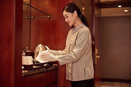 客房服务清洁茶具的保洁服务人员图片