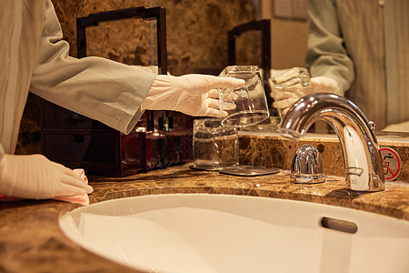 酒店保洁员客房洗漱区域整理清洁高清图片