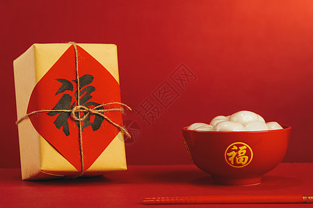 红色桌面上的元宵节汤圆图片