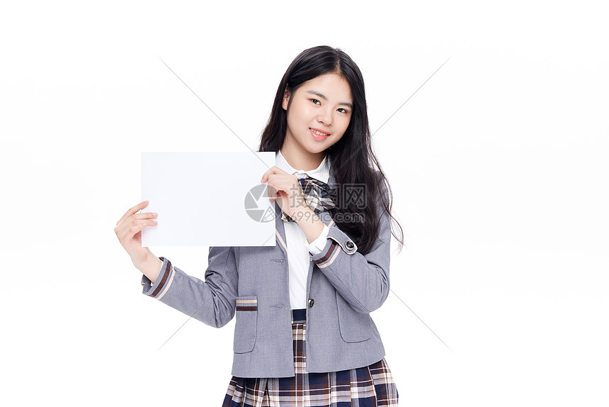 手持白纸的初中生