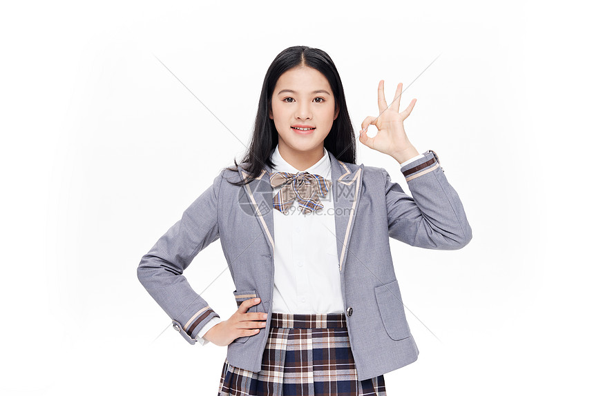 穿校服的中学生ok手势
