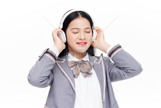 头戴耳机听音乐的中学生图片